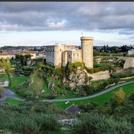 La Chambre Des Remparts Фалез Екстериор снимка