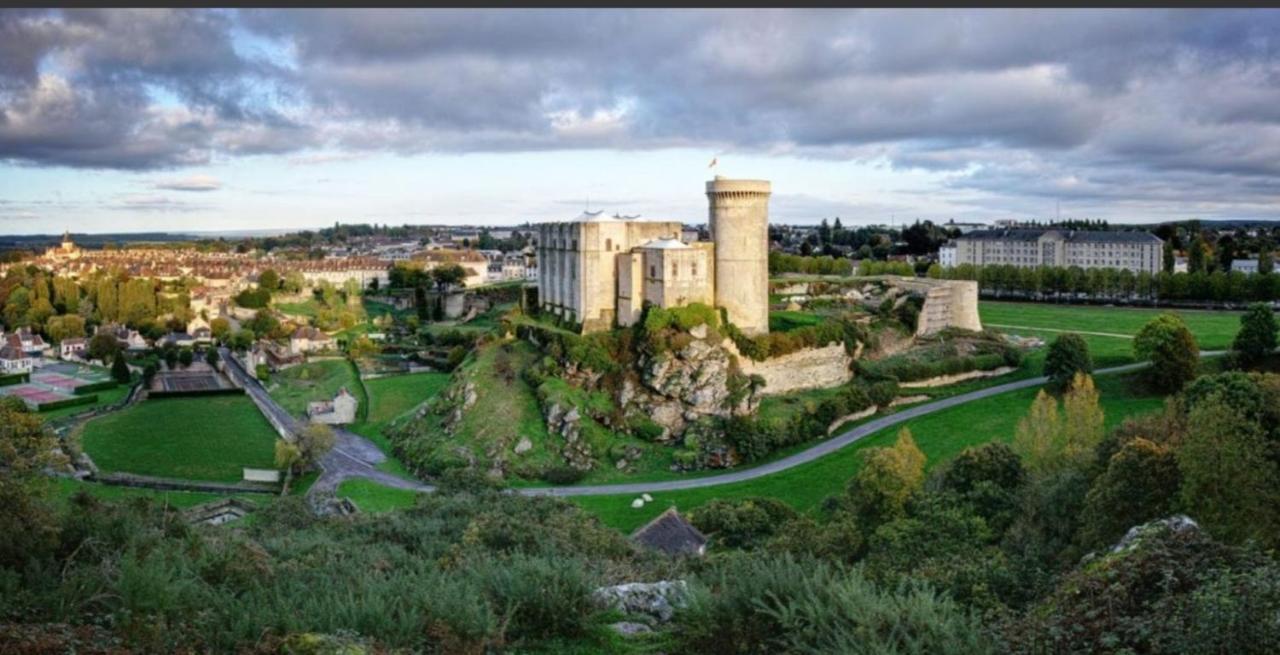 La Chambre Des Remparts Фалез Екстериор снимка